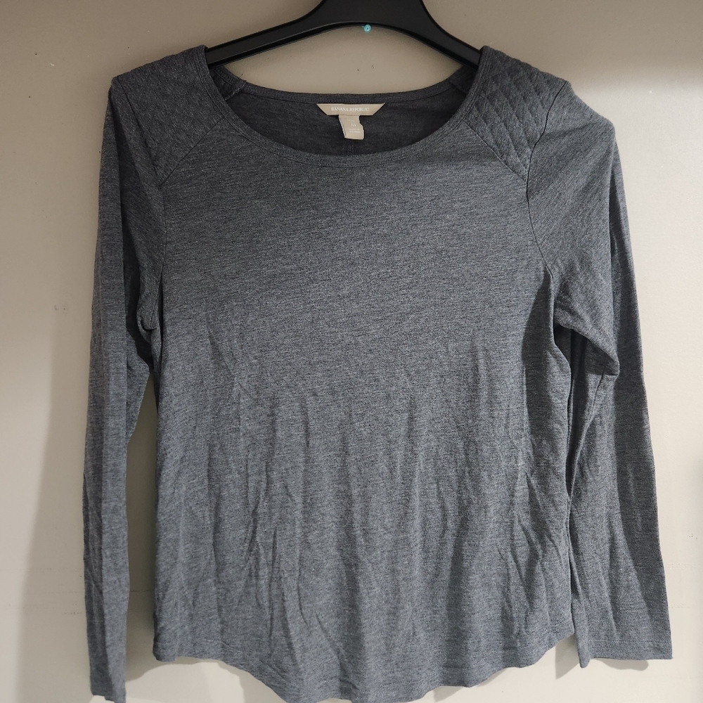 Banana Republic Long Sleeve Grey Tee Quikted Shoulder Size M - Picture 1 of 4